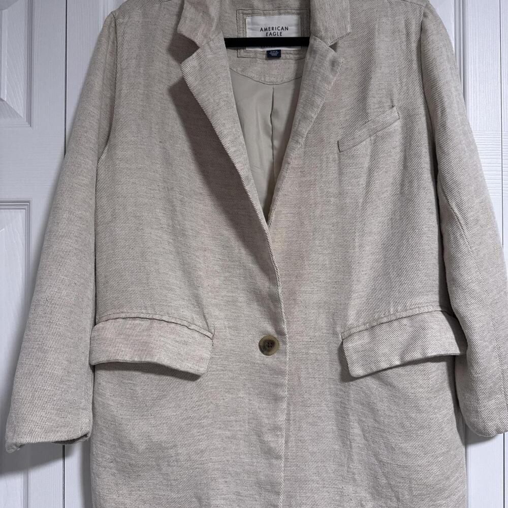American Eagle Outfitters cream blazer with a relaxed fit. Viscose, linen & poly